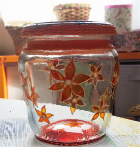 frasco de vidrio decorado con flores pintadas