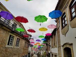 Decoración con paraguas en las calles de Vila Nova de Cerveira.