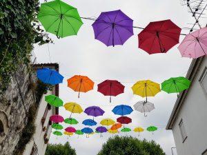 Decoración con paraguas en las calles de Vila Nova de Cerveira.