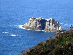 Según la leyenda, la barca de San Andrés encalló en estos acantilados. Esta roca en el mar representa dicha embarcación.
